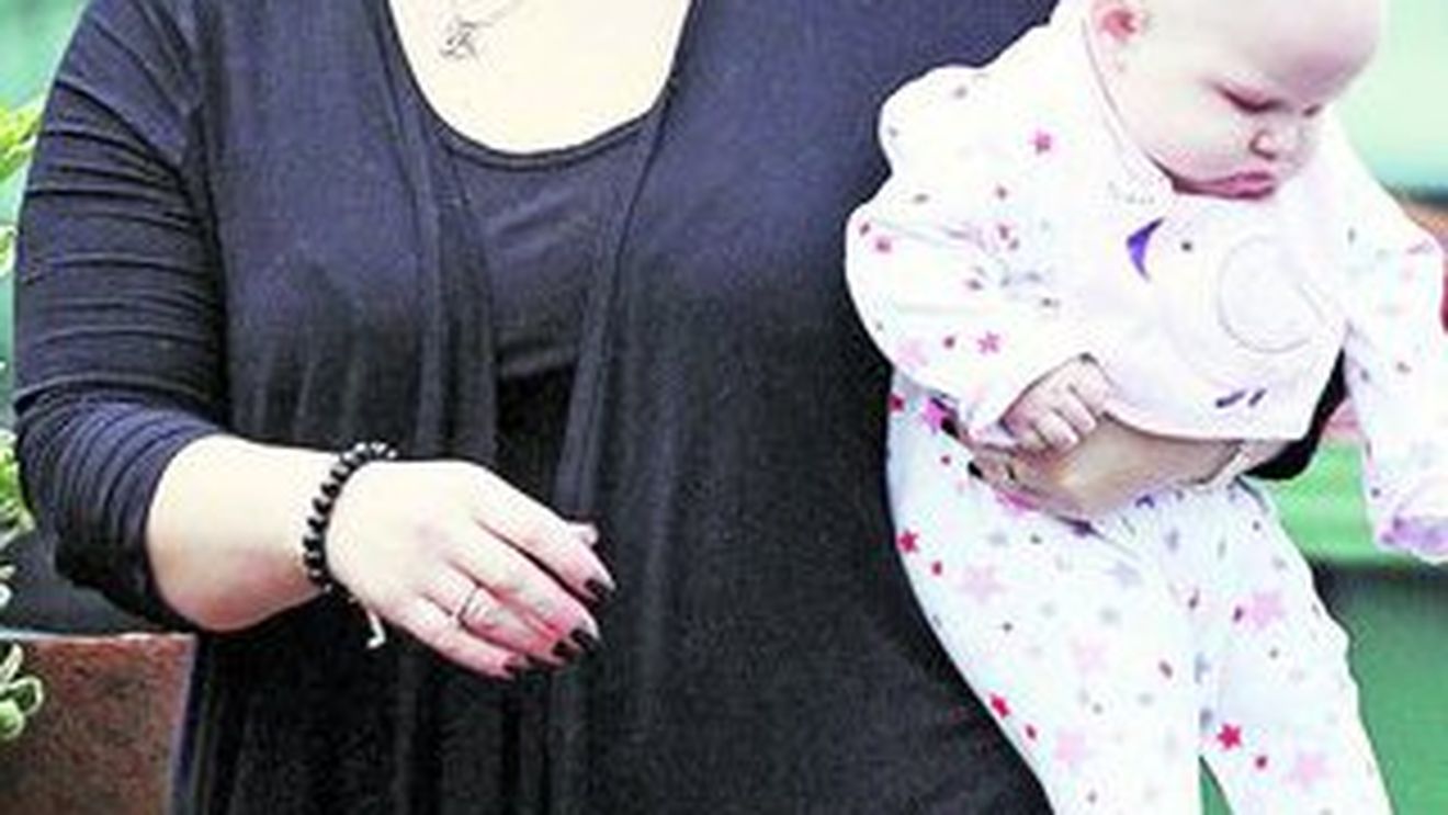 Ai zice ca e mama lui. Ce urata e sora lui Beckham!