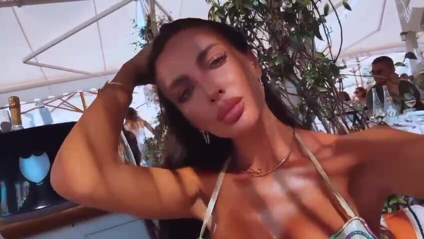 Adina Străuț a rămas fără ceas în Sant Tropez (Foto: Instagram)