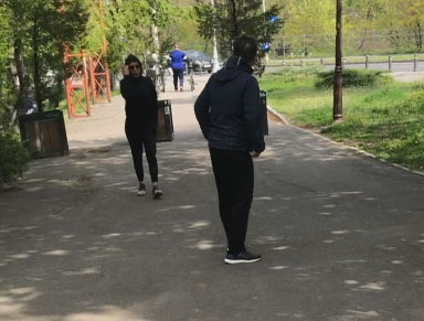 Octavian Basoc pare că îi reproșează ceva Laurei Chiriac chiar în timpul sesiunii de jogging