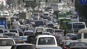 Toată lumea a crezut că nu vede bine! Iată ce număr de înmatriculare şi-a pus această tânără la maşină