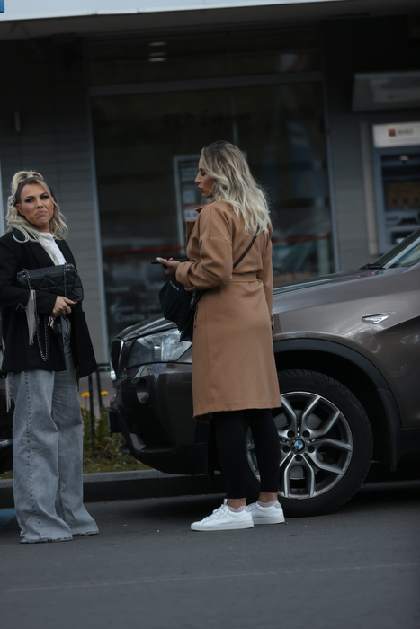 Amna și Adina Halas continuă în stradă discuția din restaurant (Foto: CANCAN.RO)