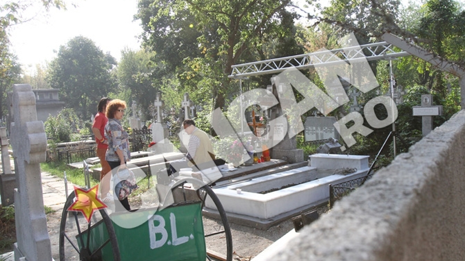 Monumentul funerar in forma de inima al Malinei Olinescu este gata! Mama artistei a supravegheat personal muncitorii in timp ce faceau ultimele lucrari
