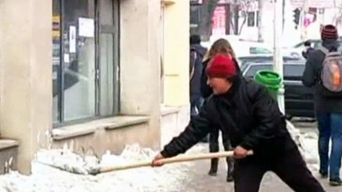 Un consilier de la Primaria Piatra Neamţ le-a pus lopeţi în mână cerşetorilor şi a spus că îi plăteşte dacă dau zăpada! Cum au reacţionat oamenii