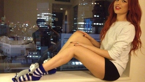 Elena Gheorghe şi-a transformat soţul în fotograf! Uite cum a pozat-o în camera de hotel din Japonia!