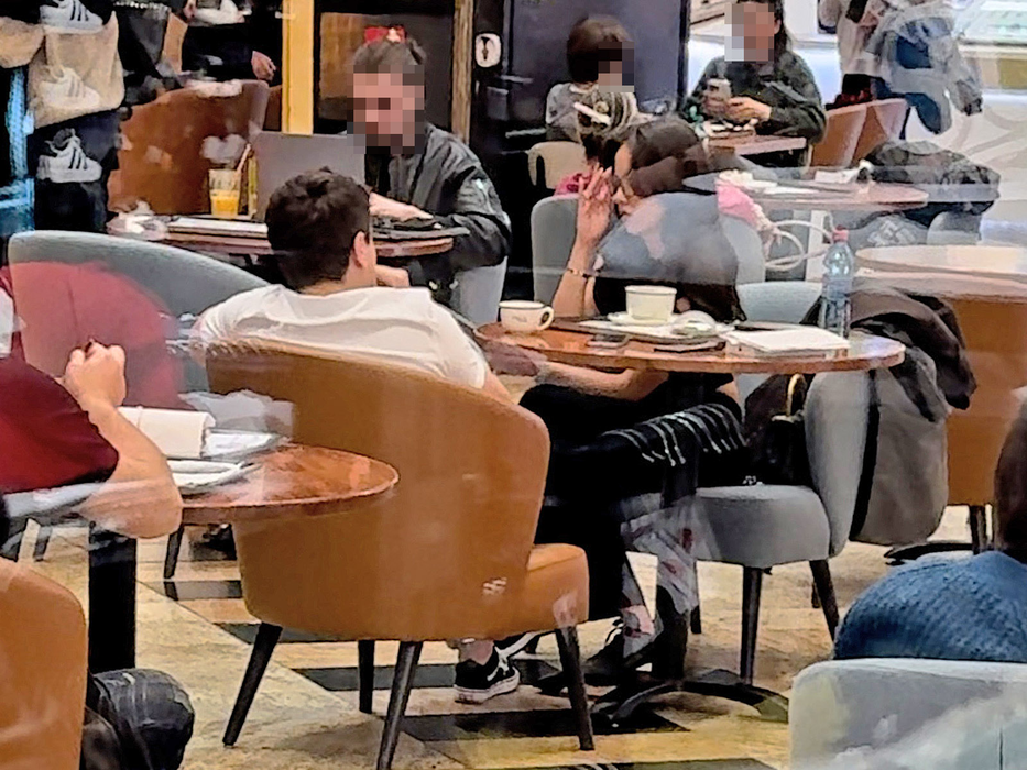 Au băut o cafea, apoi au rezolvat situația cu telefonul