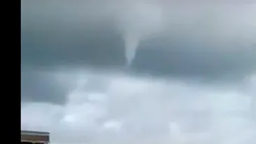 Fenomen meteorologic neobişnuit la Marea Neagră.  O trombă marină cu aspect de tornadă, vizibilă pe țărmul din Eforie Sud