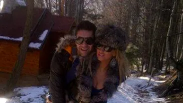 Vulpita Sanziana Buruiana este trendy si in padure! Si-a luat blanurile de acasa pentru a se pierde in peisaj!