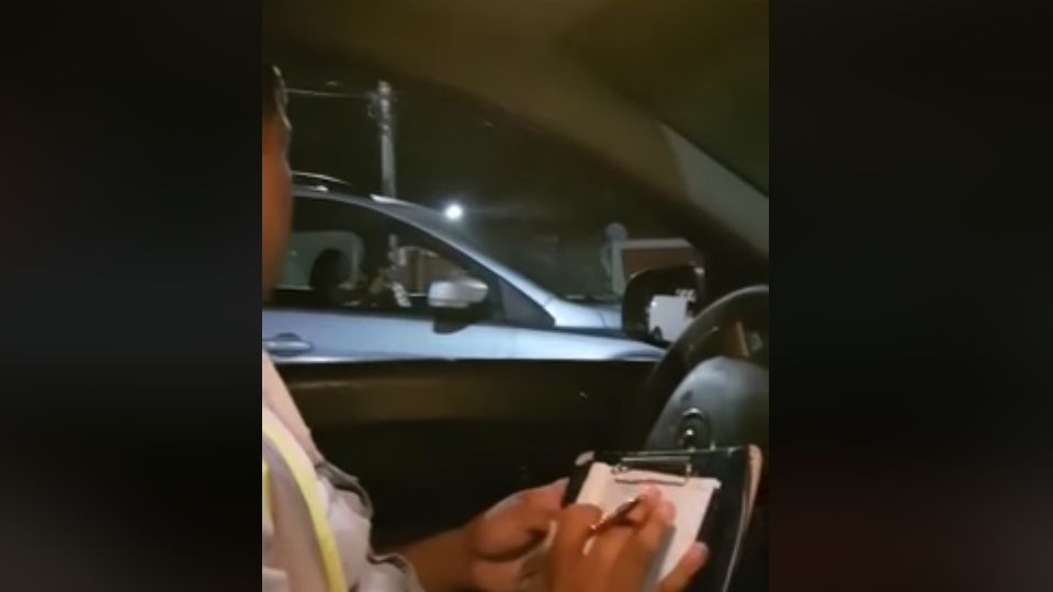 Polițiștii au publicat înregistrarea cu Oreste Teodorescu, în timp ce îi este luat permisul! Ce s-a întâmplat de fapt: „Poate cobori de pe piedestalul pe care crezi că te afli!”