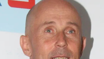 Fite de vedeta! Mugur Mihaiescu nu renunta la acest accesoriu, chiar daca se face de ras pe strada!