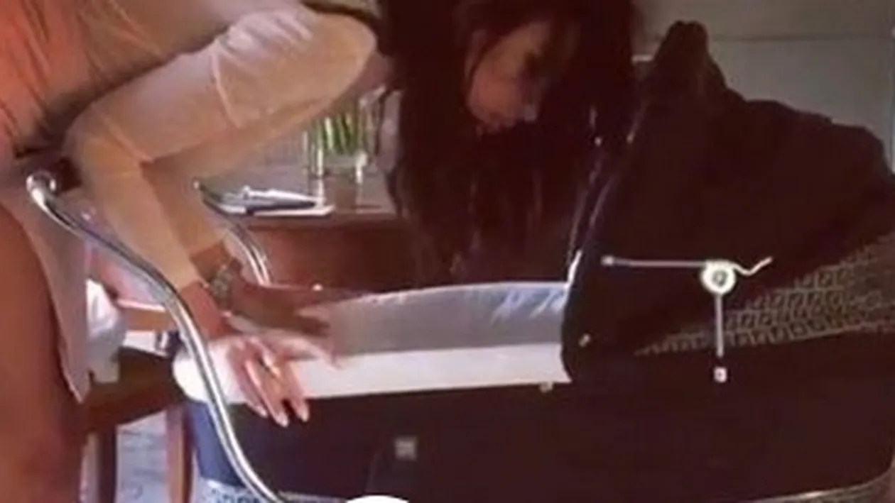 Mădălina Ghenea s-a pozat împreună cu fiica ei! Fotomodelul are o siluetă perfectă la numai două săptămâni după ce a născut