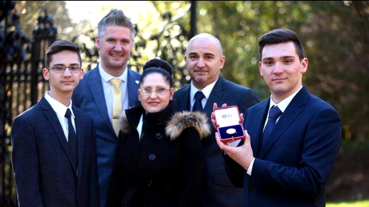 Cine e studentul român premiat chiar de regina Angliei cu medalia de aur