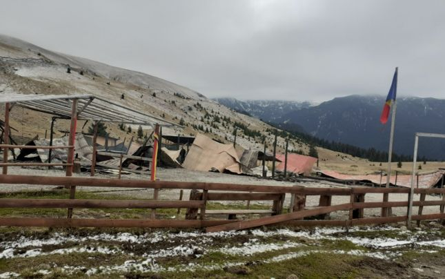Stâna Ștefanu de pe Transalpina a fost incendiată: ”Oamenii răi i-au dat foc și a ars din temelii”