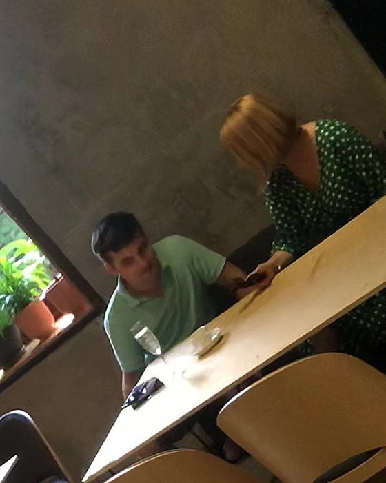 Eugen și Andreea, la un pahar de spumant și o cafea
