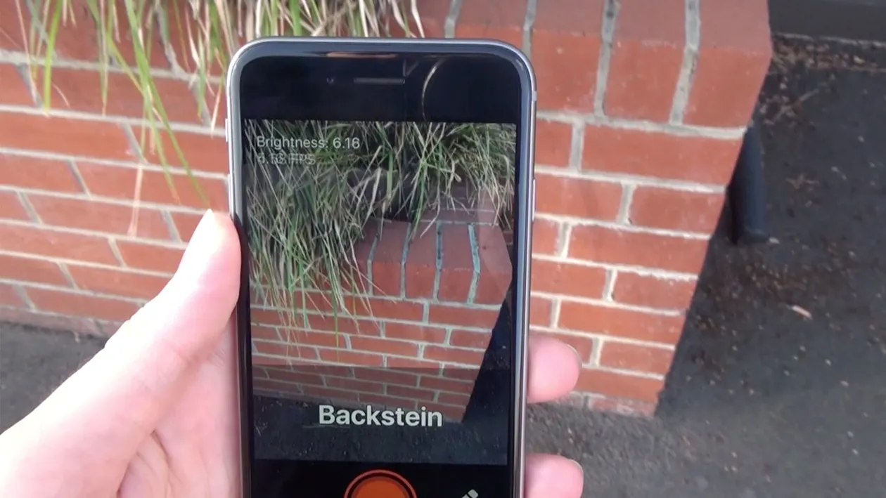 Aceasta e aplicaţia care îi ajută pe oamenii orbi să „vadă“.  E incredibil cum poate schimba vieţile nevăzătorilor