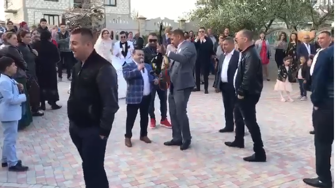 Au tras cu mitraliera și pistolul la petrecere. Adi Minute a cântat printr-o ploaie de gloanțe