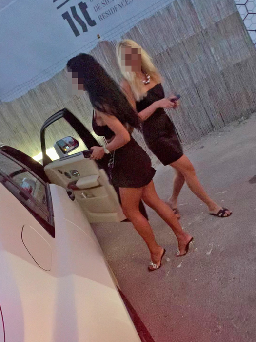 ”Șmecherul cu Rolls Royce” s-a "lipit" de două bunăciuni, una blondă, alta brunetă