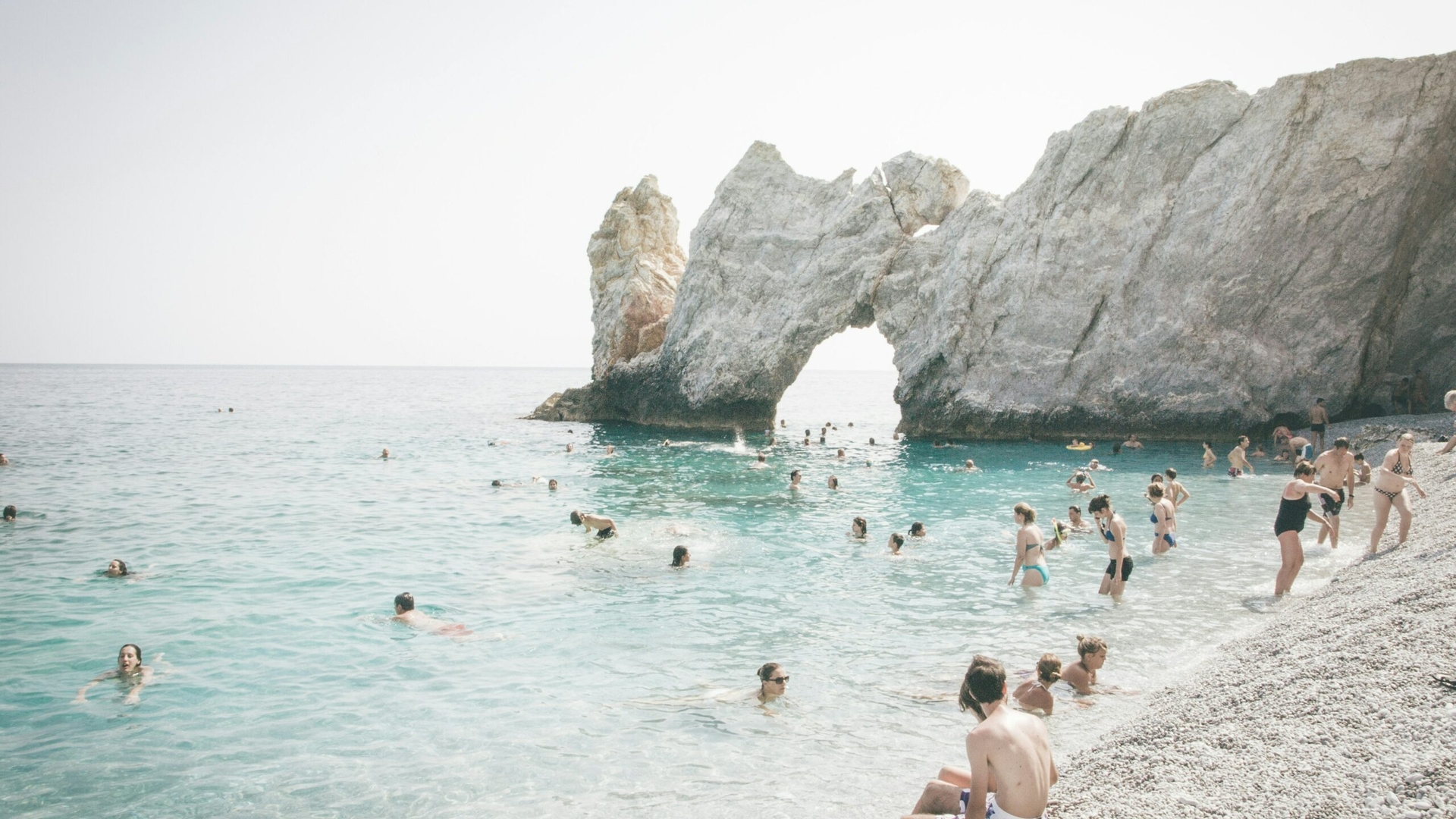 Plaja din Grecia unde turiștii riscă o amendă de 1000 de euro dacă pleacă acasă cu o piatră