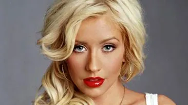Incredibil cum arata! Christina Aguilera a slabit considerabil! A avut curajul sa imbrace costumul de baie! E prea sexy