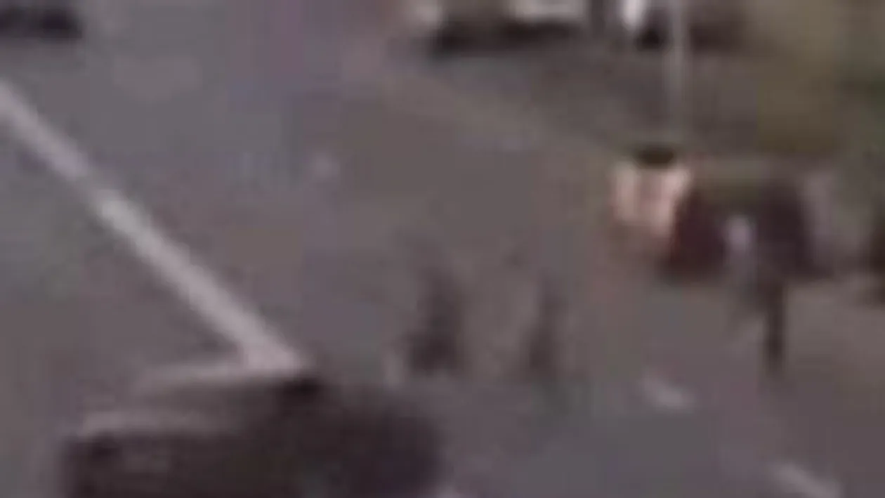 Accident incredibil in Buzau! Un sofer teribilist si-a scapat bolidul de sub control si a spulberat doi pietoni! Vezi aici video!