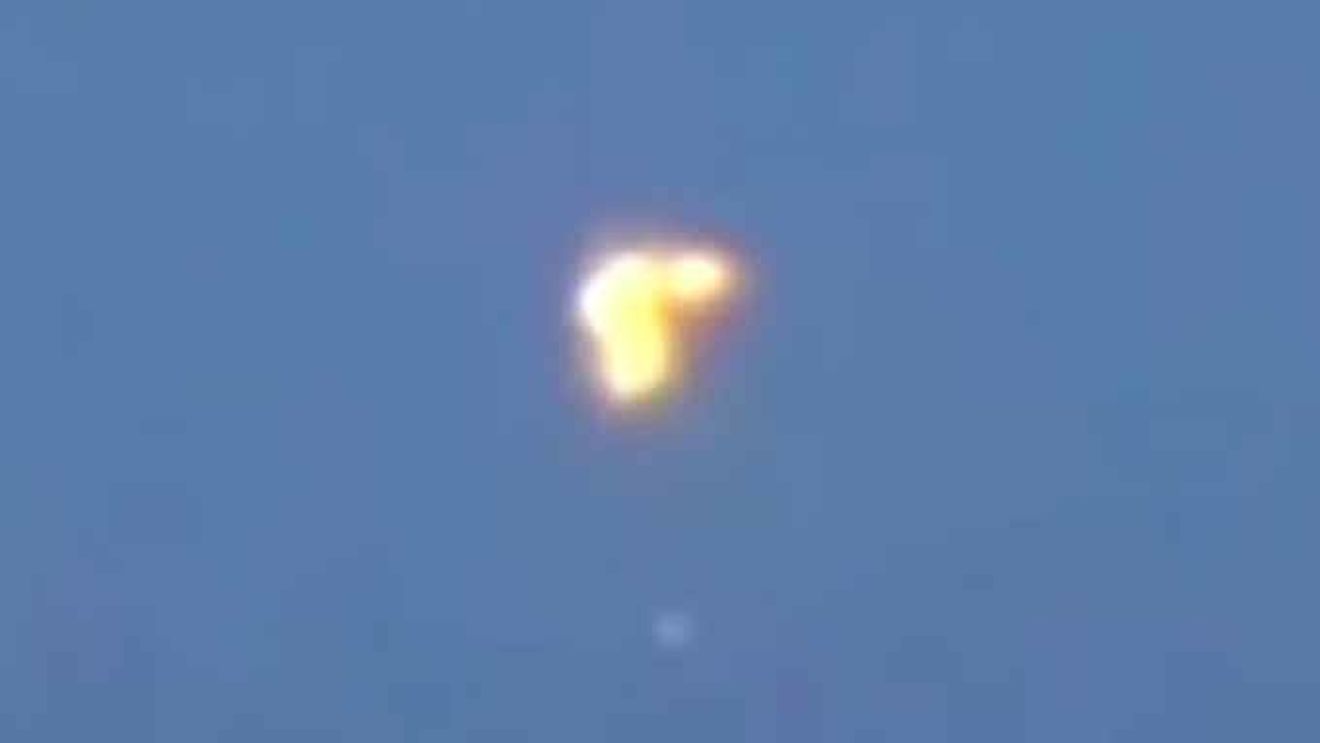 Locuitorii unei comune din Galaţi sunt terorizaţi de o lumină suspectă pe cer! Se mişcă repede şi...