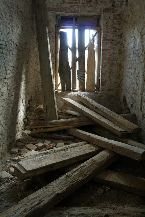 Castelul se dărâmă văzând cu ochii