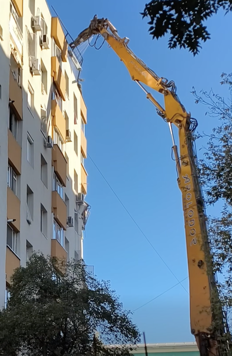 A început demolarea blocului afectat de explozia din Rahova. Primele imagini + planul autorităților