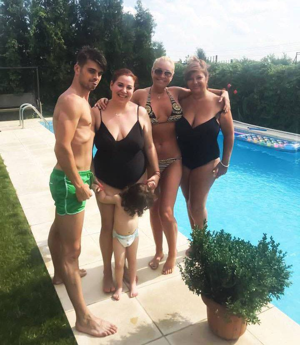 Oana Roman s-a pozat în costum de baie! Cum arată vedeta după ce s-a spus că a slăbit