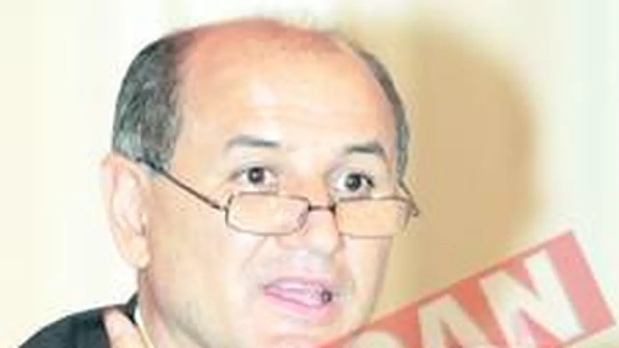 Copos se uita in ograda vecinilor mai bogati