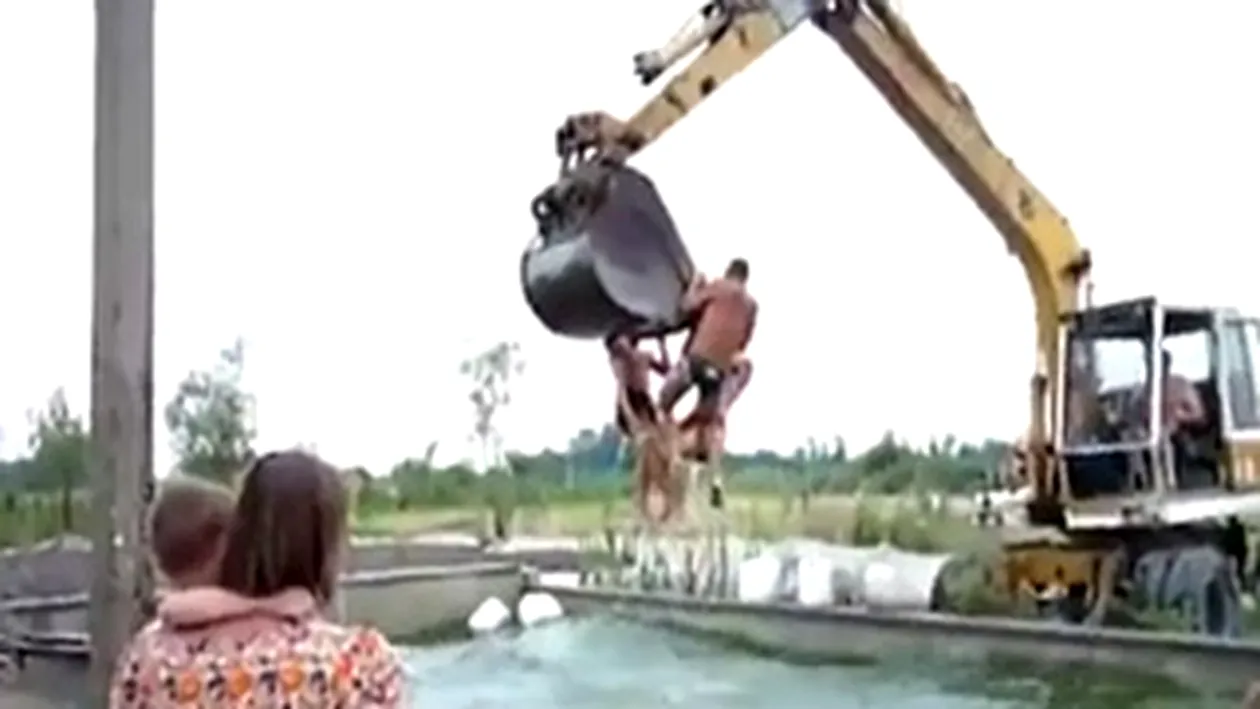 Asta e distractia care te va face sa-ti fie dor de vara! Muncitorii astia inoata cu un excavator in piscina intr-un mare fel - Vezi video cu caterinca lor