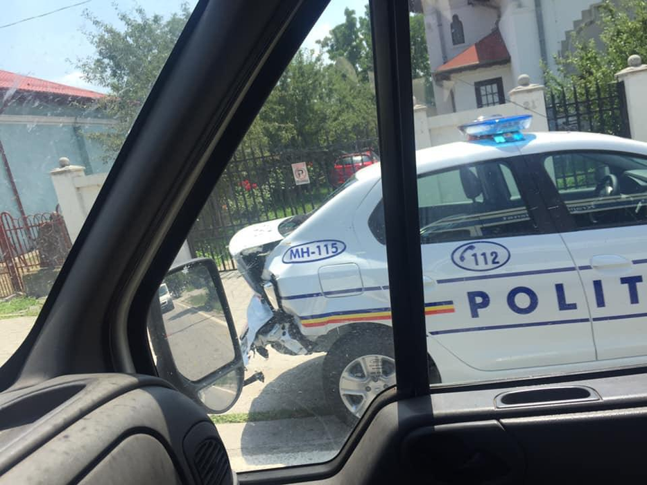Trei mașini de Poliție s-au ciocnit în trafic, în orașul Balș
