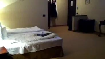 Anda Adam, o viitoare gimnasta de succes? Uite ce acrobatii face in camera de hotel!