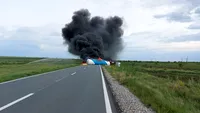 O cisternă cu motorină s-a răsturnat pe DN 21A și a luat foc. Traficul este blocat în totalitate, iar șoferul a scăpat doar printr-o minune