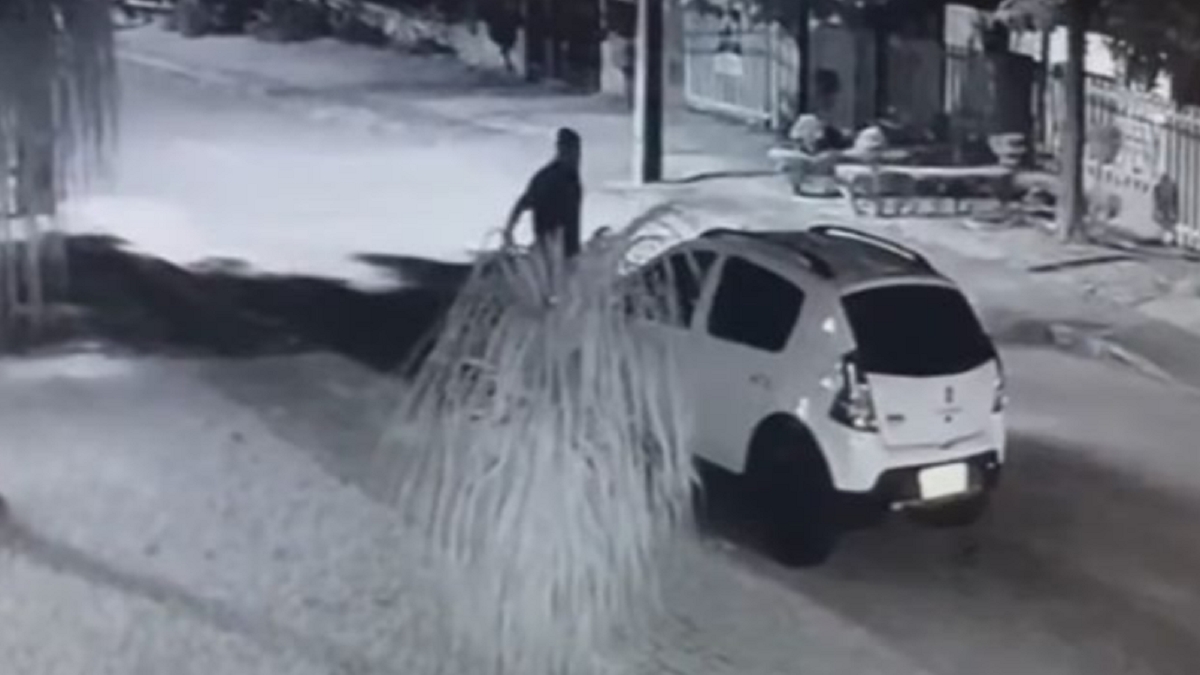 O femeie infidelă a fost prinsă în fapt de soţ, în timp ce se iubea în maşină cu "amantul", pe care tocmai îl cunoscuse. Explicaţia ei e halucinantă