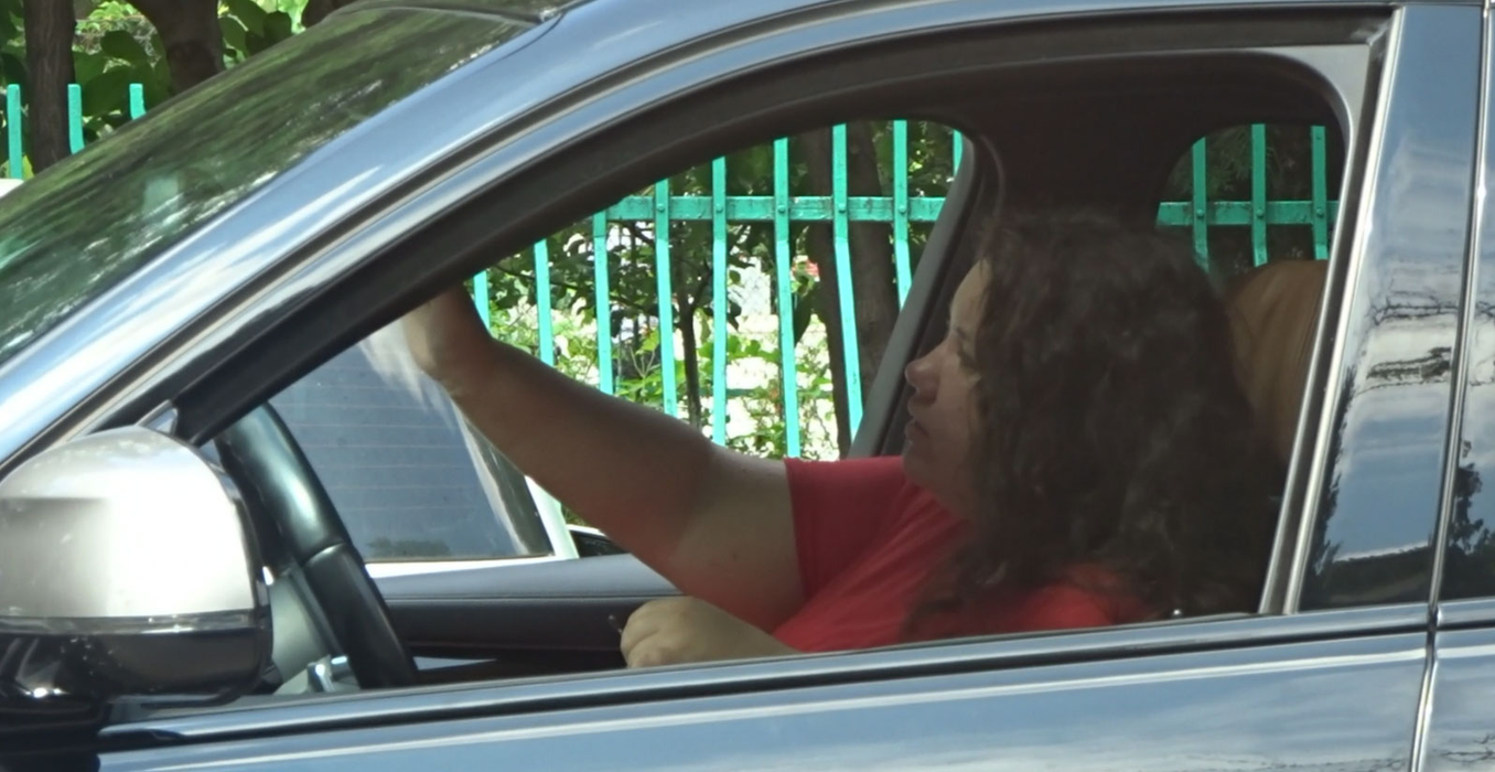 Dorian Popa s-a trezit cu mașina vandalizată, motiv pentru care a ajuns la Poliție