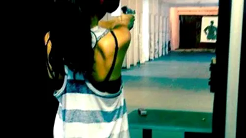 Justin Bieber ai grija sa nu-ti superi iubita! Selena Gomez invata sa traga cu pistolul!