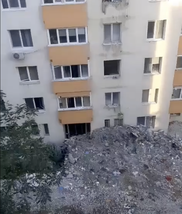 A început demolarea blocului afectat de explozia din Rahova. Primele imagini + planul autorităților