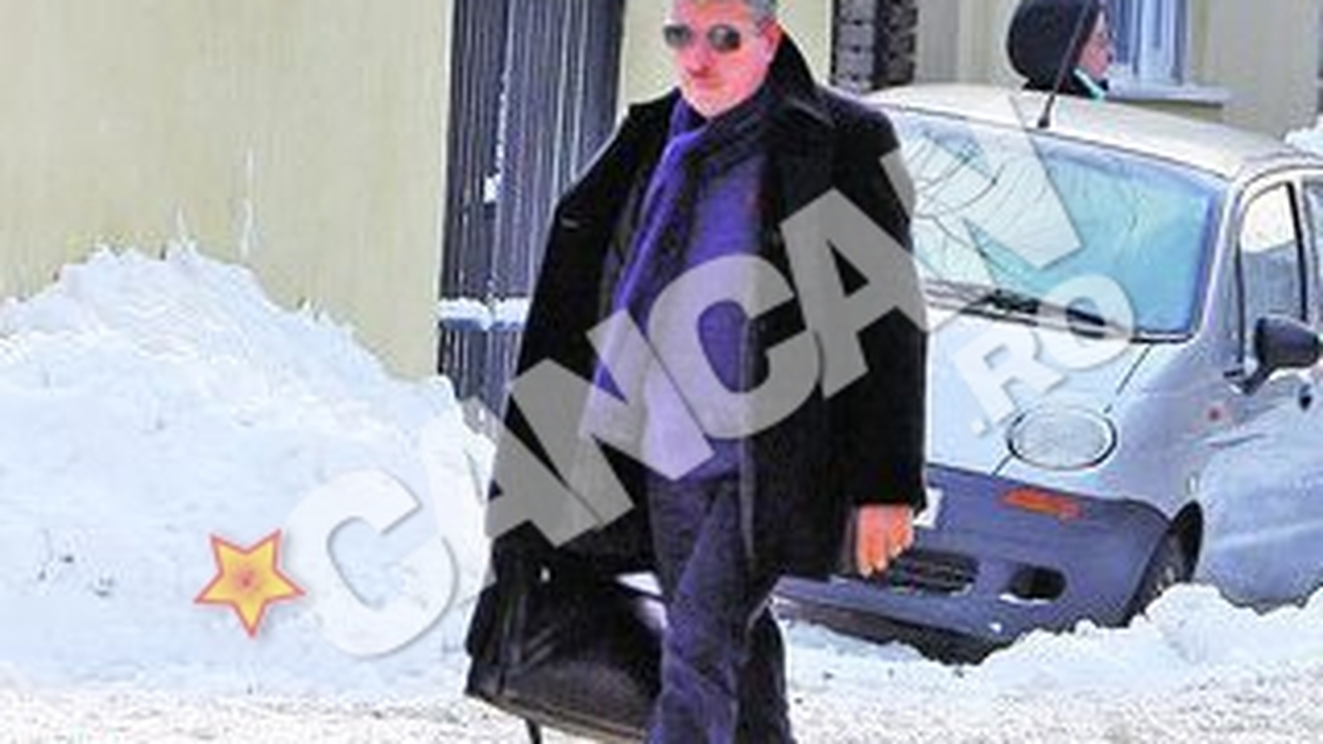 S-a imbracat in negru complet si si-a luat o geanta cu acte la el. Prima zi de munca a lui Avram la Astra