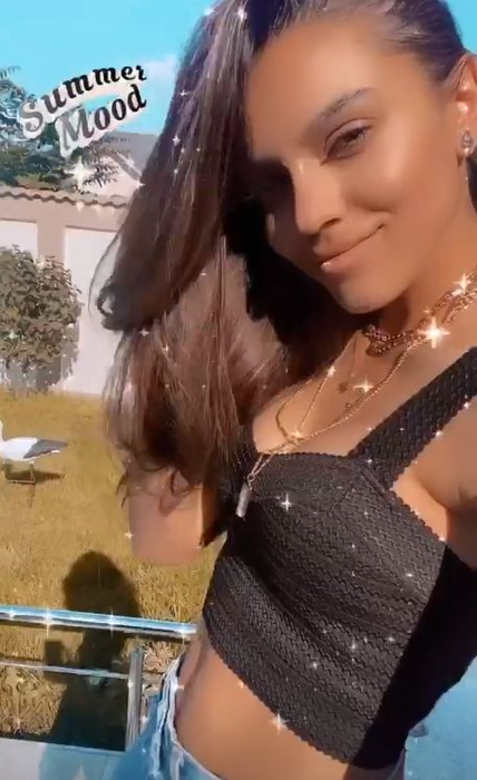 Îmbrăcată sumar, Adriana Simionescu, dans provocator pe marginea piscinei! Soția lui Adrian Minune a purtat un costum de baie sexy și s-a distrat alături de fiicele sale