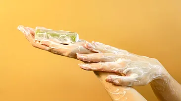 Secretul din spuma de pe mâini: cum distruge săpunul bacteriile și virusurile fără să ne dăm seama