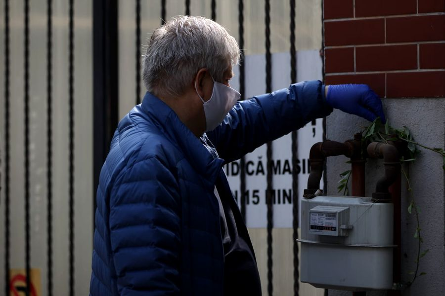Daniel Tudorache, primarul Sectorului 1, și un preot al Bisericii Cașin împart ramuri de salcie bucureștenilor: ”Căminul fiecărui creștin va fi propria bazilică” | FOTO