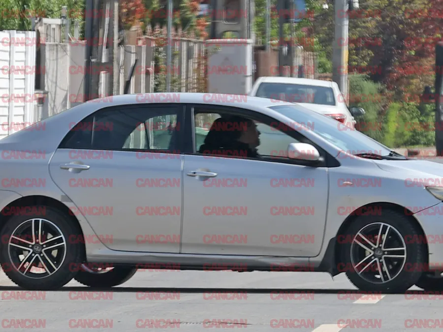 Petru Mircea își parchează mașina în curte