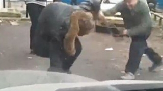 VIDEO Asa bataie nu ai mai vazut de mult! Uite cum isi face dreptate un batranel dupa ce a fost agresat de un betiv!