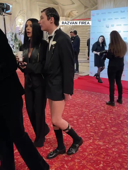 Răzvan Alexandru a "defilat" în cadrul evenimentului ELLE alături de gașca sa de prieteni / (Sursa: CANCAN.RO)