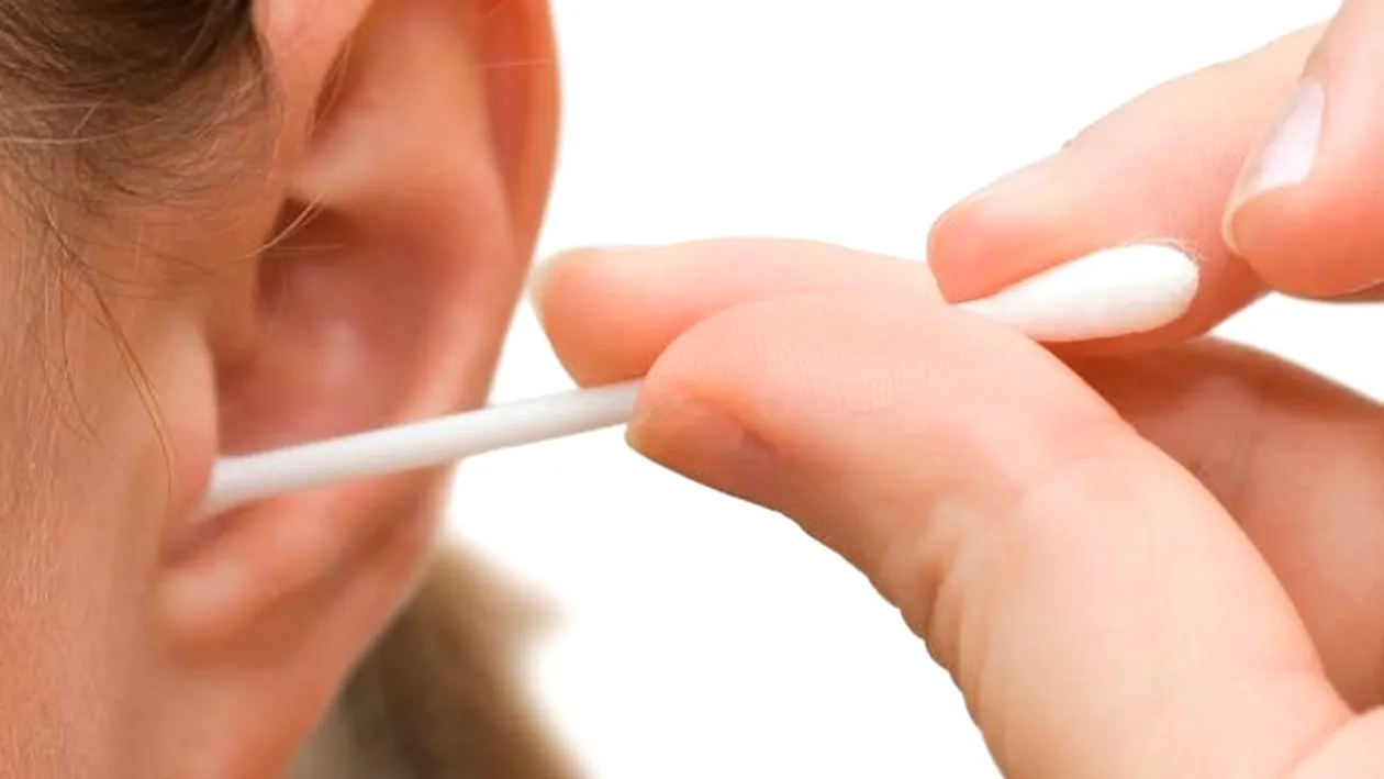 Foloseşti beţişoare speciale pentru curăţarea urechilor? Află de ce nu este bine!
