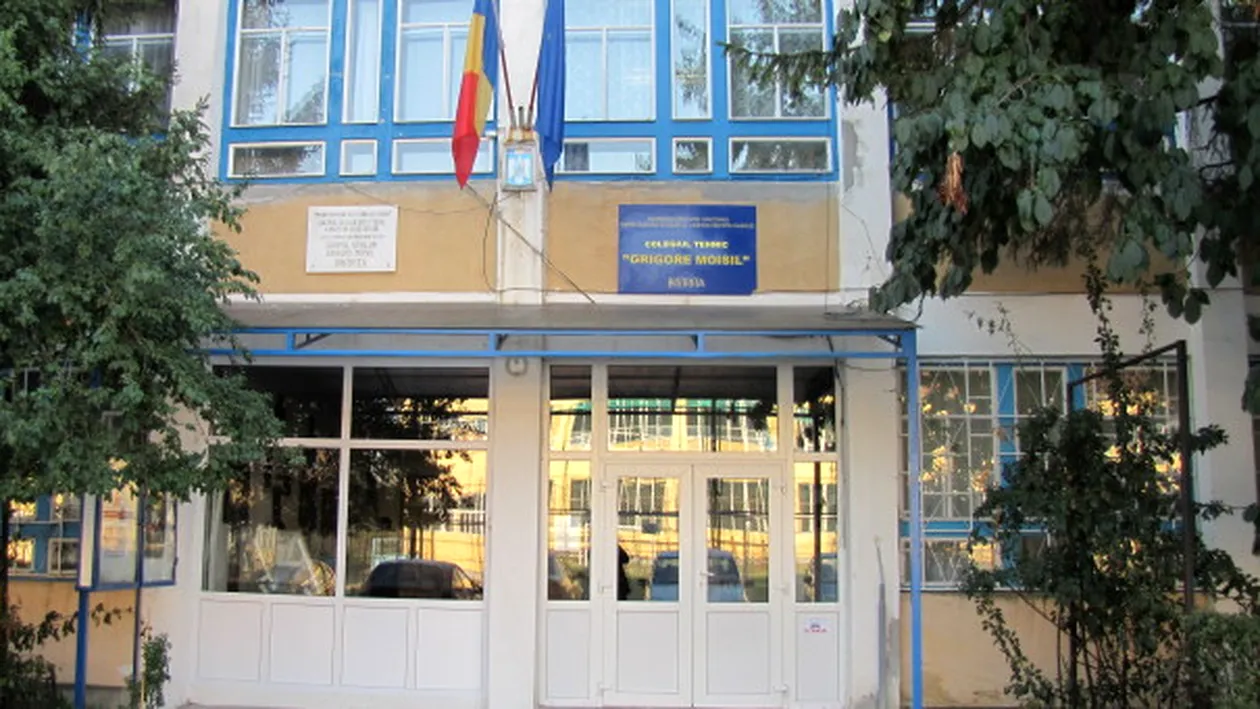 Un elev din Bistrița a fost amenințat cu cuțitul de un coleg, în curtea liceului