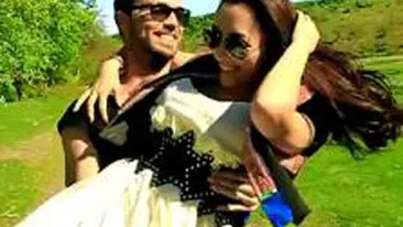 Manechinul din noul clip al Andrei s-a sarutat cu Liz Hurley: Cand i-am spus ca o sa ma straduiesc sa terminam cat mai repede, m-a facut sah-mat pe loc