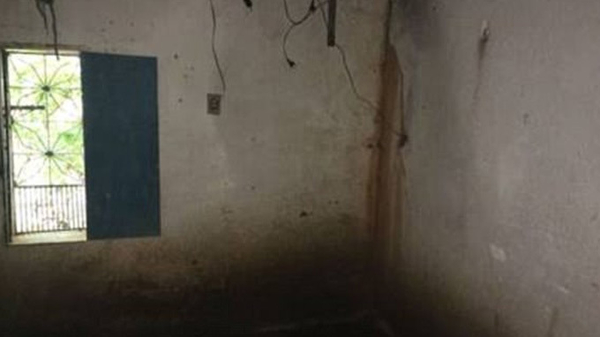 O femeie a fost ţinută închisă 16 ani de familia ei într-o încăpere de 3 metri, din cauză că a rămas gravidă!