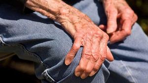 Anunț de ultimă oră! Se schimbă intervalele orare în care persoanele peste 65 de ani pot ieși din casă