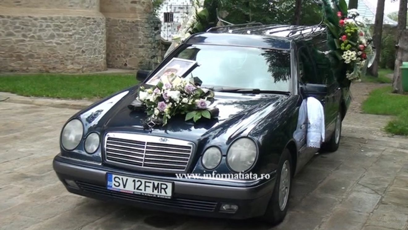 Ilie Micolov, imagini emoționante de la înmormântare. Semnul divin apărut i-a făcut pe cei din cortegiu să spună rugăciuni