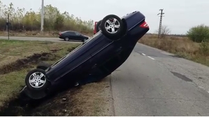 Accident spectaculos în Argeș! S-a răsturnat cu mașina și apoi a fugit. VIDEO